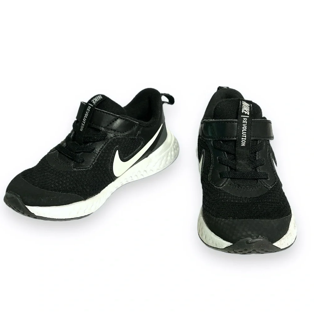 NIKE Black & White Unisex Child Revolution 5 Running Shoe (Little Kids)